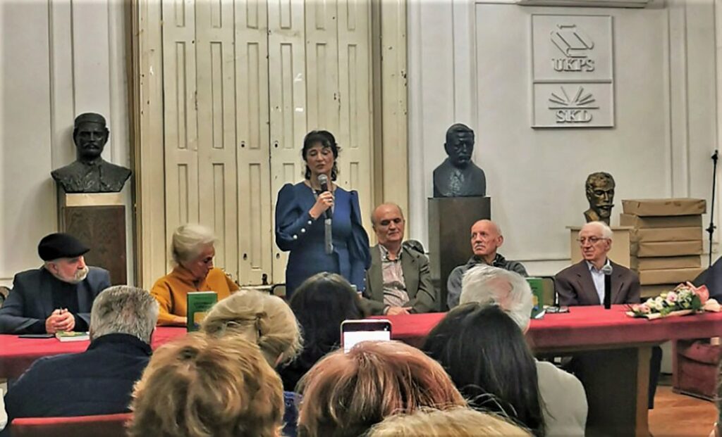 Доклестићева пише о преплитању необичних људских судбина, о вези уметности и психичких стања, о томе како се сопствена туга и бол лече помагањем другима